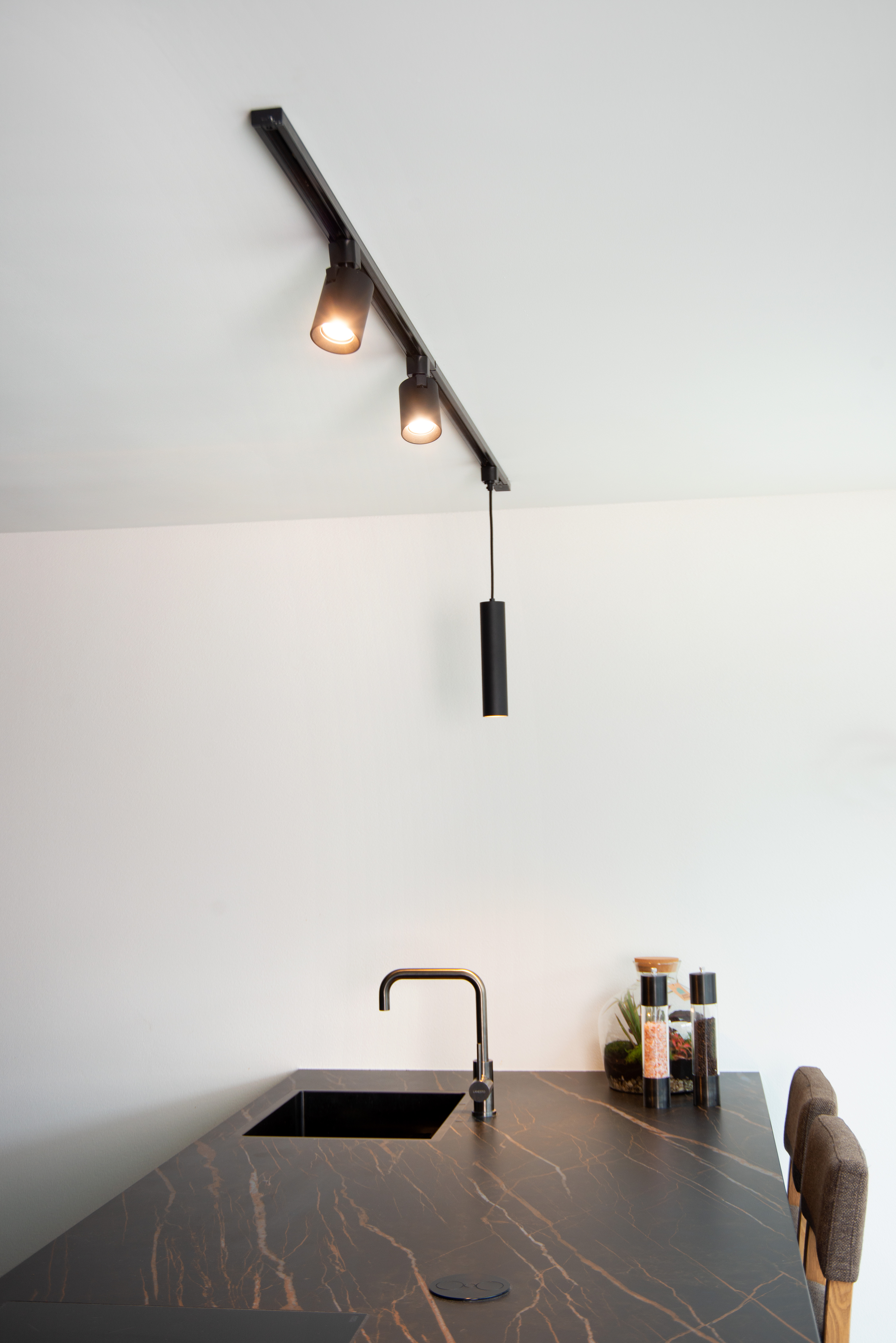 Single discount track light